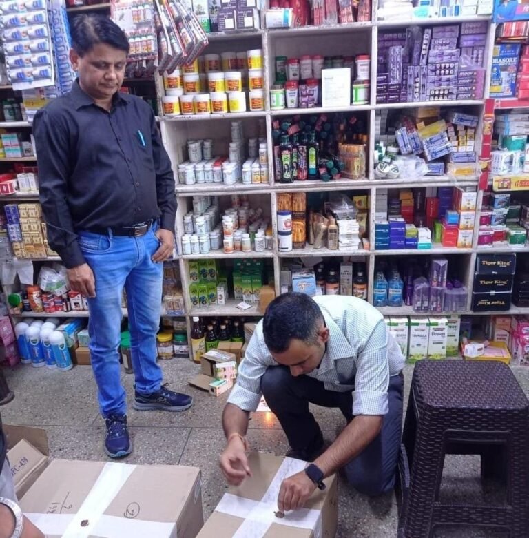 मुख्यमंत्री धामी के सख्त निर्देश – बच्चों की सुरक्षा के लिए कफ सिरप बिक्री पर सख्त निगरानी, दर्जनों मेडिकल स्टोर्स के लाइसेंस रद्द