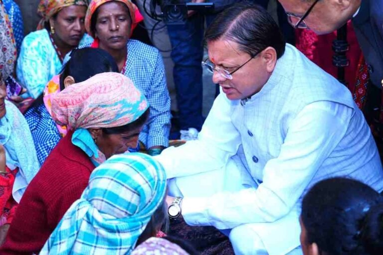 दीपावली के मौके पर आपदा प्रभावितों के बीच पहुँचे सीएम धामी