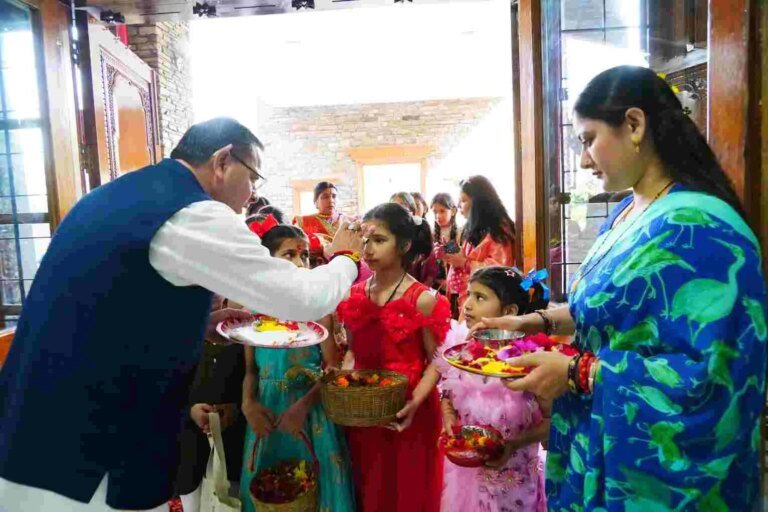 सीएम आवास में मनाया गया लोकपर्व फूलदेई, प्रदेशवासियों को दी शुभकामनाएं