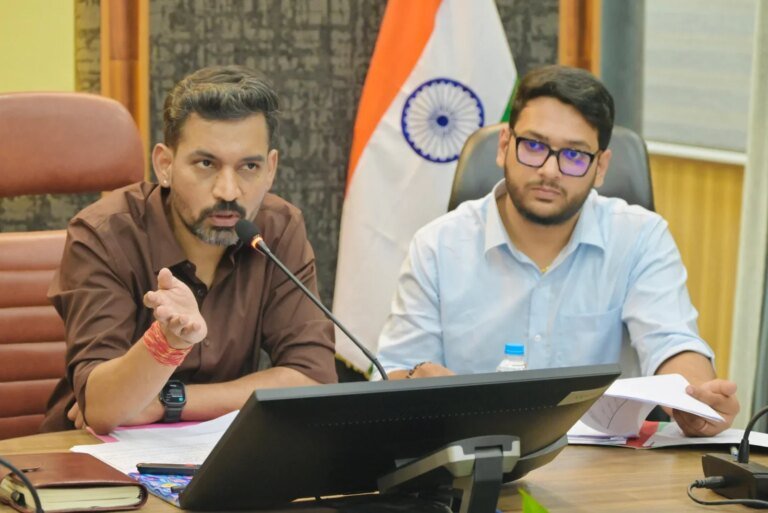 उद्योग मित्रों की समस्याओं का समाधान करना जिला प्रशासन की प्राथमिकताः डॉ आशीष चौहान